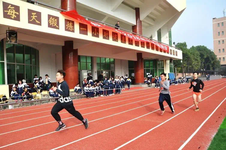 网球拍儿童款衣服怎么穿